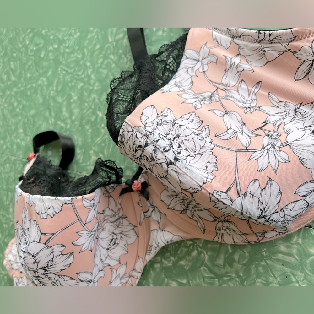 Cacique by Lane Bryant, French lace balconette bra, Size US 44DDD